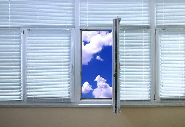 天空视图通过在房间里开着的窗户 — 图库照片