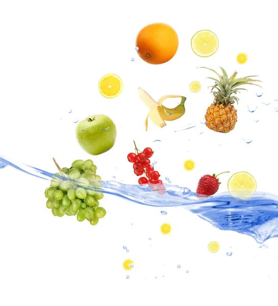 Friss gyümölcsök vízbe csepegtetése — Stock Fotó