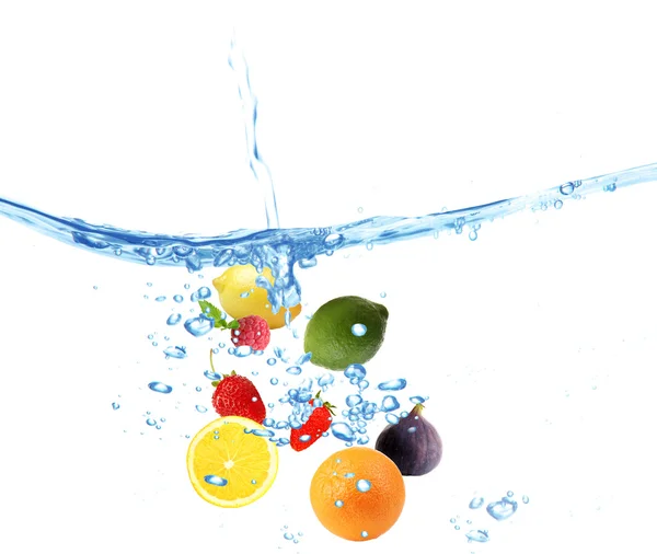 Φρέσκα φρούτα που πέφτουν στο νερό — Φωτογραφία Αρχείου