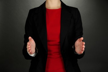 bir şey gri arka plan üzerinde gösterilen eller