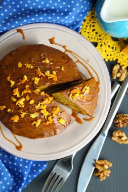 lezzetli kabak pasta plaka üzerinde ahşap masa yakın çekim