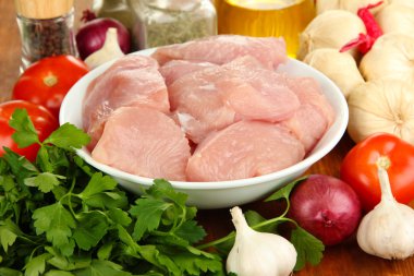 ahşap masa üzerinde çiğ hindi eti yakın çekim