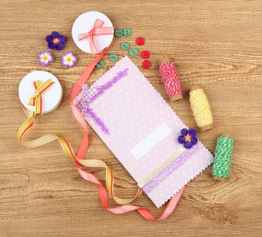 güzel el kartpostal ve scrapbooking elemanları, ahşap masa yapımı