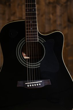 Ahşap arka planda akustik gitar