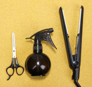 altın arka plan üzerinde kuaförlük araçları