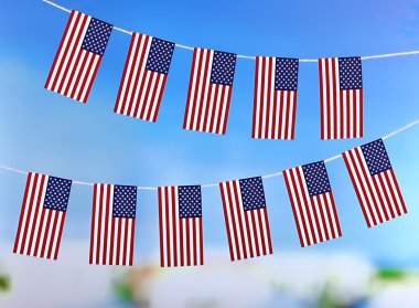 Garland bayrakları parlak zemin üzerine