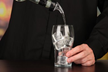Barmen parlak arka planda, kokteyl yapmak yakın çekim