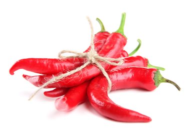Kırmızı kırmızı biber beyaz üzerine izole edilmiş.
