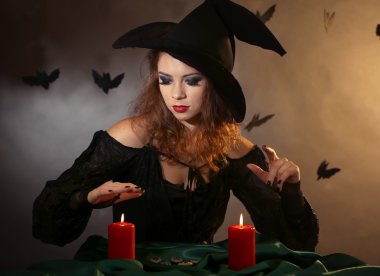koyu arka plan üzerinde Halloween cadı