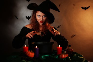 koyu arka plan üzerinde Halloween cadı