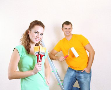 genç bir çift yeni evde tadilat işi