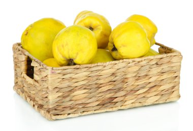 tatlı ayvaları üzerinde beyaz izole hasır sepet