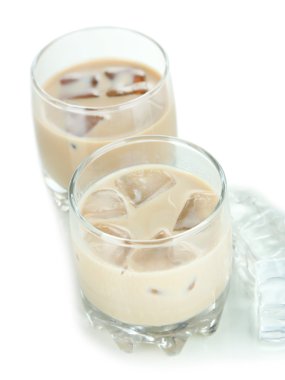 Baileys likör üzerinde beyaz izole gözlük