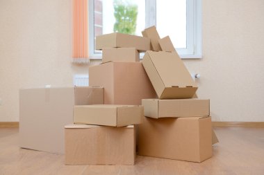boş oda ile yığın karton: hareketli ev concept