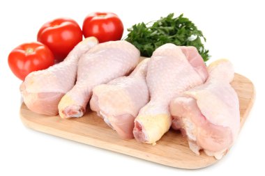 beyaz izole çiğ tavuk budu