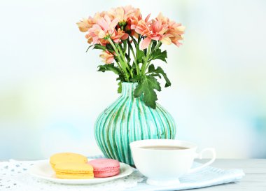 güzel çiçekler vazoda üzerinde açık renkli ahşap tablo