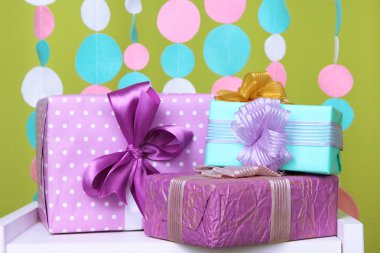 güzel parlak arka masada sunar