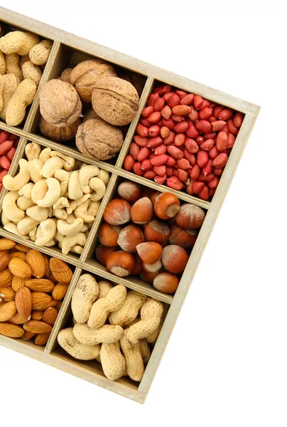 Sortiment schmackhafter Nüsse in Holzkiste, isoliert auf weiß — Stockfoto