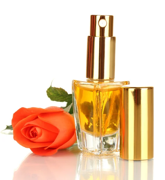 Parfum de femme en belle bouteille avec rose isolé sur blanc — Photo