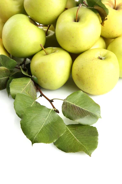 Sulu elma üzerine beyaz izole yeşil yaprakları ile — Stok fotoğraf