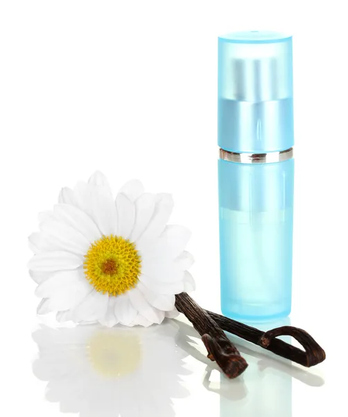 Perfume feminino em garrafa bonita com varas de flor e baunilha isoladas em branco — Fotografia de Stock