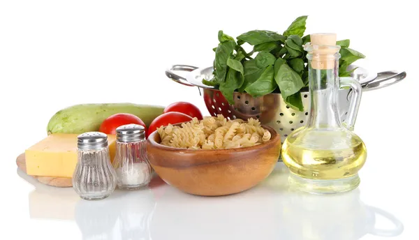 Ингредиенты для приготовления макарон изолированы на белом — стоковое фото