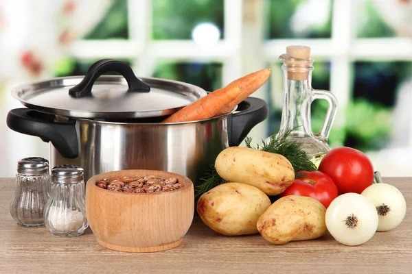 Ingredienti per cucinare borsch su tavola in cucina — Foto Stock