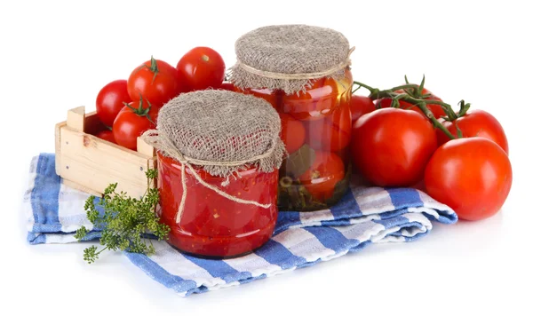 Tomates enlatados e frescos saborosos, isolados em branco — Fotografia de Stock