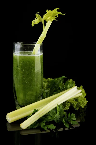 Glas van groene groentesap en selderij geïsoleerd op zwart — Stockfoto