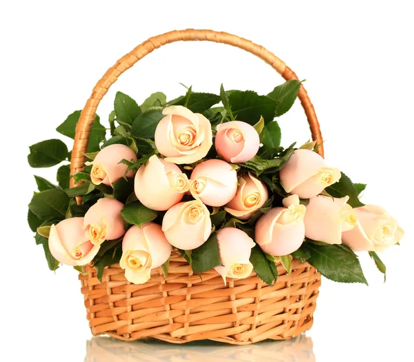 Красивый букет роз в корзине, изолированные на белом — стоковое фото