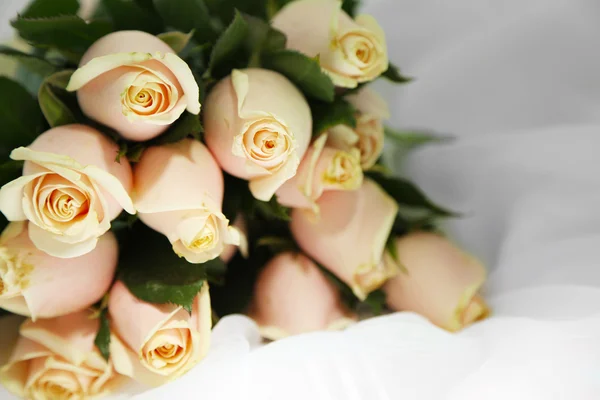 Piękny bukiet róż, na jasnym tle — Zdjęcie stockowe