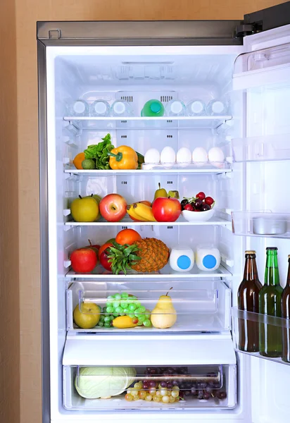 Refrigerador lleno de comida — Foto de Stock