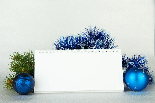 Calendario vacío, decoración de Año Nuevo y abeto sobre fondo claro —  Fotos de Stock