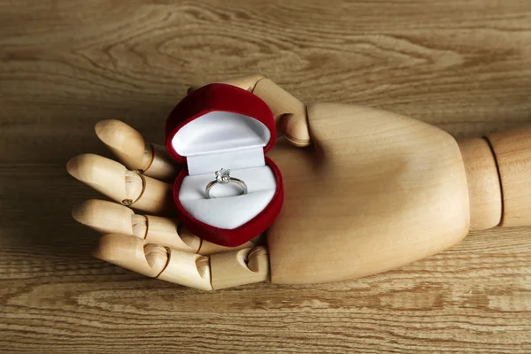 Anillo en mano de madera aislada en blanco — Foto de Stock