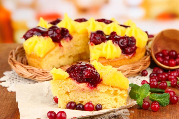 Leckere fruchtige hausgemachte Torte mit Beeren, auf braunem Holztisch — Stockfoto