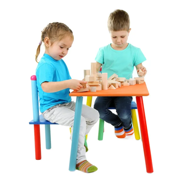 小小的孩子们玩积木上白色孤立 — 图库照片