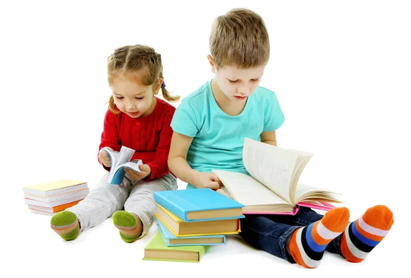 Niños pequeños con libros aislados en blanco —  Fotos de Stock