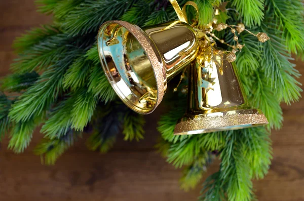 Glocken mit Weihnachtsdekoration auf Holzgrund — Stockfoto