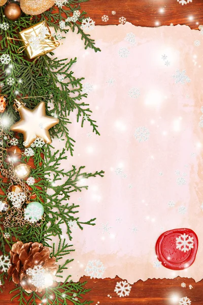 Moldura com papel vintage e decorações de Natal em fundo de madeira — Fotografia de Stock