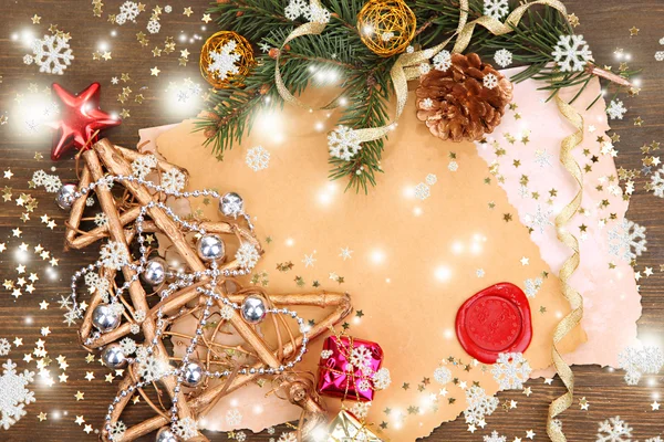 Vintage kağıt ve Noel dekorasyonları ahşap zemin çerçeve — Stok fotoğraf