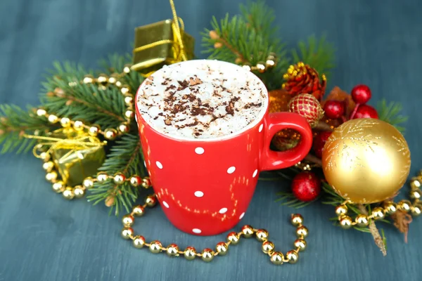 Chocolate caliente con crema en taza de color, sobre la mesa, sobre fondo decoraciones de Navidad —  Fotos de Stock