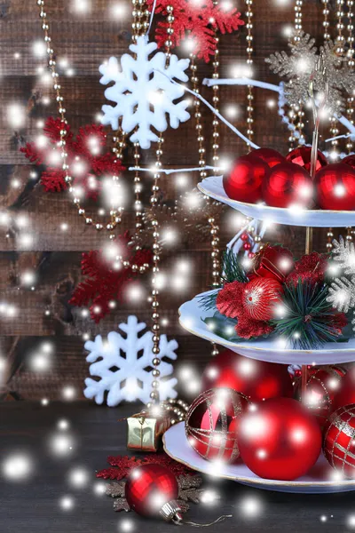 デザートのクリスマスの装飾スタンド、木製の背景に — ストック写真