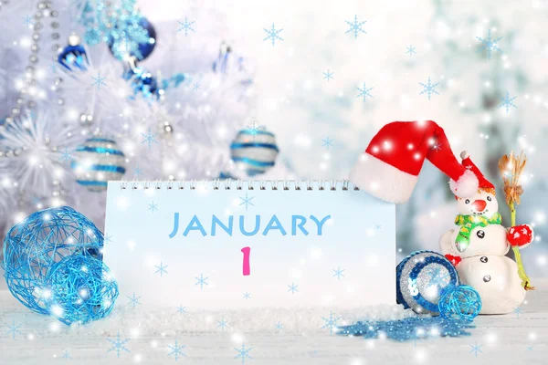 Календарь с новогодними украшениями на зимнем фоне — стоковое фото