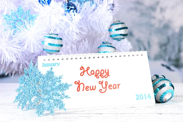 Calendario con decorazioni di Capodanno su sfondo invernale — Foto Stock