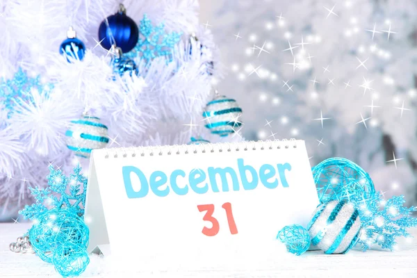 Calendrier avec décorations du Nouvel An sur fond d'hiver — Photo