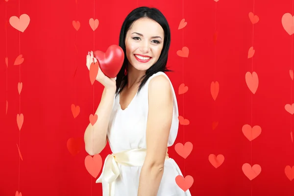 Attraktive junge Frau mit Herz am Valentinstag — Stockfoto