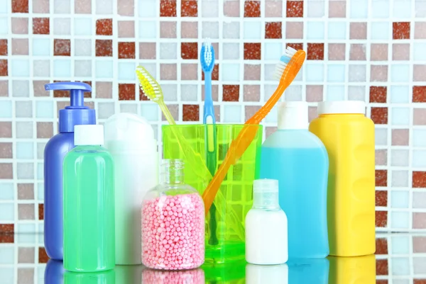 Cosmetici e accessori da bagno su sfondo piastrelle a mosaico — Foto Stock