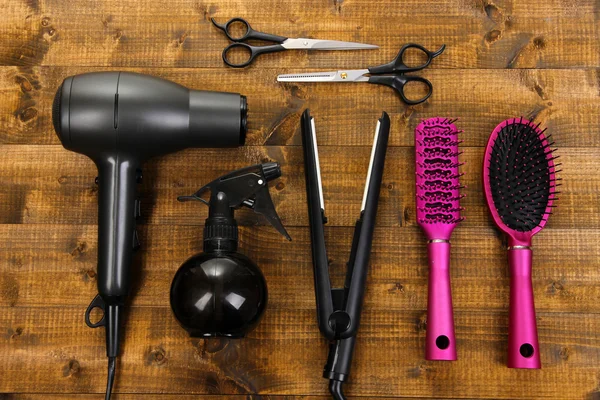 Hairdressing tools on wooden table close-up — Stock Photo, Image