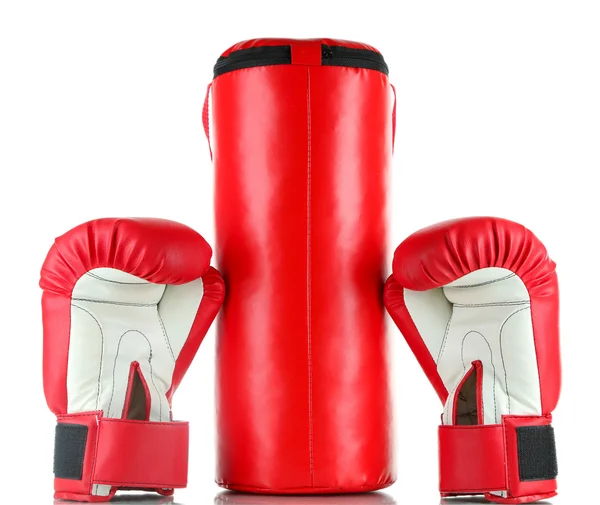 Guantes de boxeo y saco de boxeo, aislados en blanco — Foto de Stock