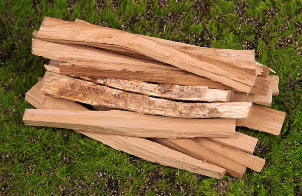 Stapel brandhout op gras close-up — Stockfoto